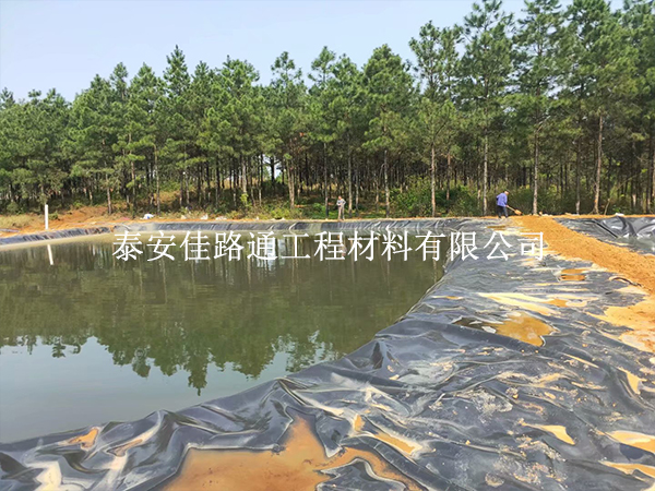 多多关注水产养殖防渗膜的施工过程