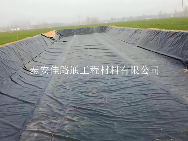 合理铺设鱼虾养殖防渗膜可增强水质控制